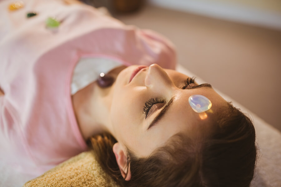 Wholebodylayout Young woman at crystal healing